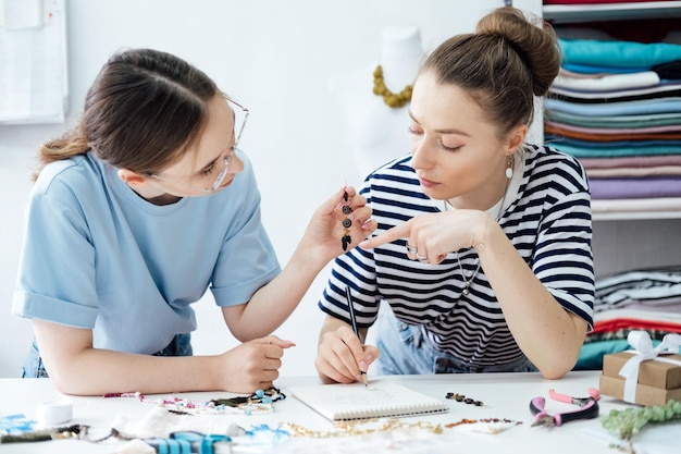 Clienți mulțumiți cu broderii